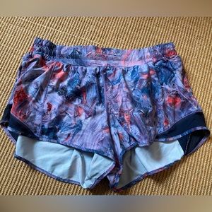 Lululemon Hotty hot shorts low rise 2.5”